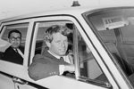Сенатор Роберт Кеннеди в машине американских маршалов в аэропорту Джэксона, штат Миссисипи, апрель 1967 года