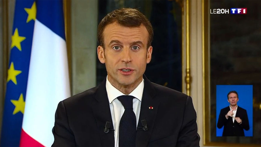 Президент Франции Эммануэль Макрон во время обращения к нации (кадр из видео)