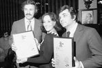 Актеры Джин Хэкмен, Полетт Годдар и Питер Фальк после церемонии вручения наград премии нью-йоркских кинокритиков, 1972 год
