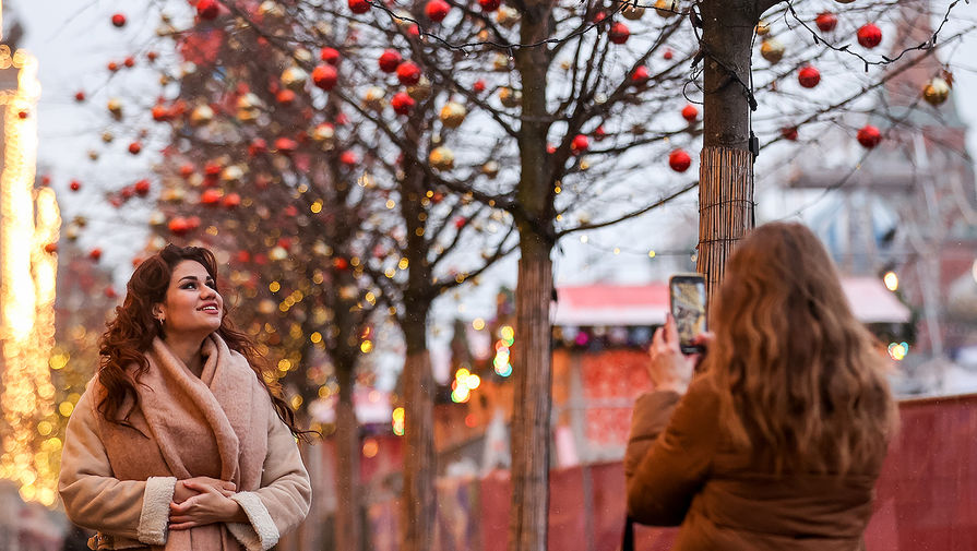 Девушки фотографируются на&nbsp;Красной площади в&nbsp;Москве, декабрь 2020 года
