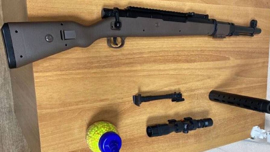 Shot: в Железногорске 19-летняя девушка ходила с ружьем возле школы