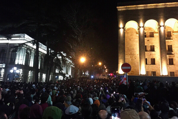 Во время протестов против закона об иностранных агентах возле здания парламента Грузии в&nbsp;Тбилиси, 7&nbsp;марта 2023&nbsp;года