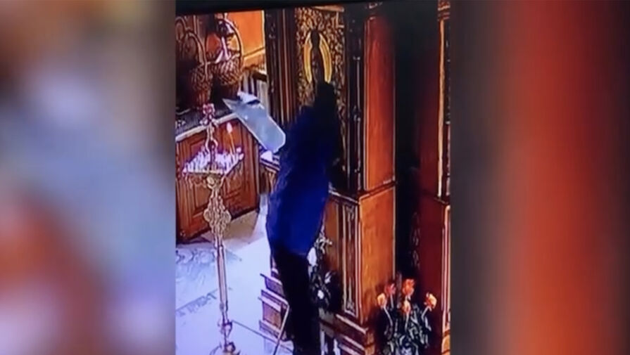 На Кубани двое мужчин обокрали храм, вскрыв защитное стекло иконы