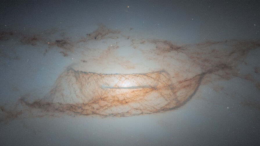 Телескоп Хаббл сфотографировал необычную галактику, похожую на рыбацкий невод