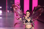 Супермодель Адриана Лима во время показа мод Victoria's Secret Fashion Show 2024. Нью-Йорк, США. 16 октября 2024 года. 