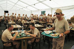Военнослужащие РФ обедают на базе «Хмеймим» в Сирии