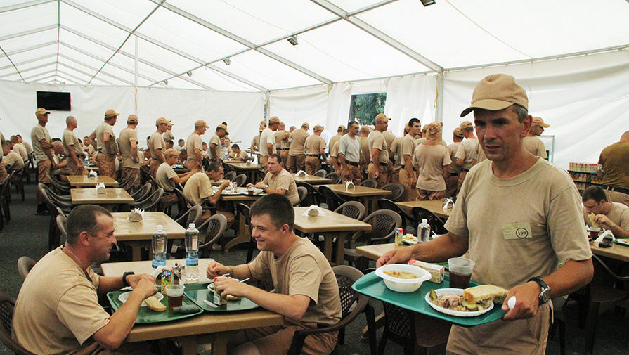 Военнослужащие РФ обедают на&nbsp;базе &laquo;Хмеймим&raquo; в&nbsp;Сирии