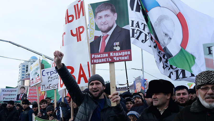 Участники митинга &laquo;В единстве наша сила&raquo; в&nbsp;поддержку главы Чечни Рамзана Кадырова на&nbsp;площади перед&nbsp;мечетью имени Ахмата Кадырова в&nbsp;Грозном