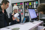 Покупатели в одном из магазинов Москвы, где стартовали продажи смартфонов Apple iPhone SE
