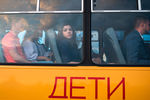 Выпускники омских школ фотографируются на мобильный телефон во время гуляний на Иртышской набережной города