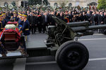 Траурная процессия в Бухаресте во время прощания с бывшим королем Румынии Михаем I