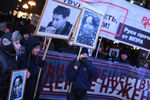 Участники памятного шествия, посвященного убитым девять лет назад в центре Москвы адвокату Станиславу Маркелову и журналистке Анастасии Бабуровой, 19 января 2018 года