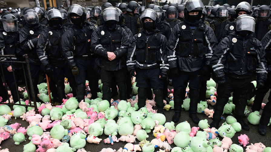 Участники акции национального корпуса (организация запрещена в РФ) на площади Свободы в Киеве, 16 марта 2019 года