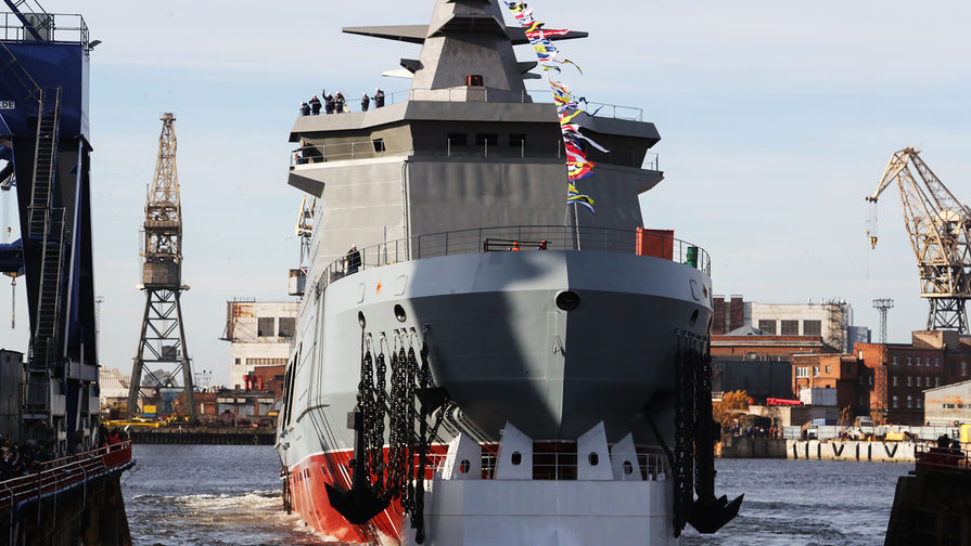 Головной патрульный корабль ледового класса «Иван Папанин» проекта 23550 после спуска на воду на предприятии «Адмиралтейские верфи», 25 октября 2019 года