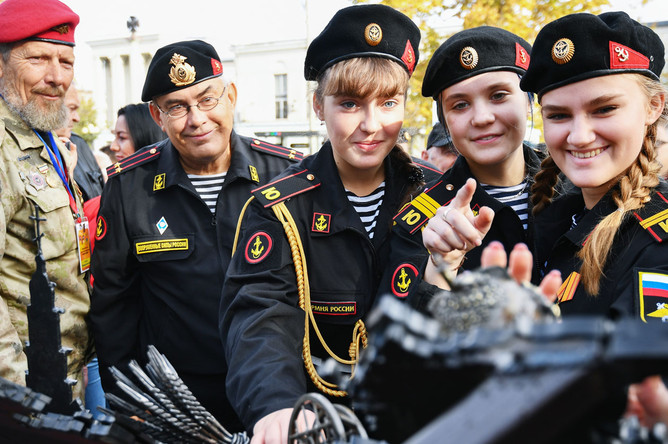 Участники празднования Дня народного единства у арт-объекта «Время Крыма» в Симферополе