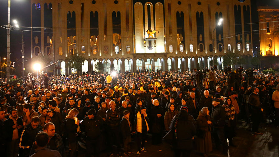 Участники антиправительственной демонстрации около здания грузинского парламента в Тбилиси, 14 ноября 2019 года