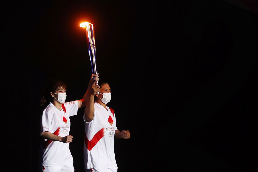 Факелоносцы на церемонии открытия XXXII летних Олимпийских игр в Токио, 23 июля 2021 года