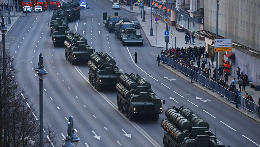 ГИБДД перечислила улицы, которые перекроют в Москве из-за парада