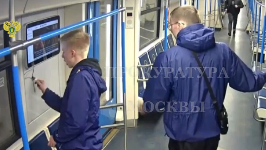 Двое приезжих разрисовали вагоны московского метро