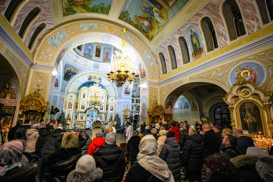 Прихожане во время праздничного богослужения по&nbsp;случаю Рождества Христова в&nbsp;Луганском Свято-Петропавловском кафедральном соборе, Луганск, 7&nbsp;января 2025&nbsp;года