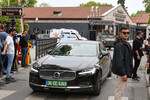 Автомобиль покидает территорию рабочего офиса президента Турции Долмабахче, где ожидается начало переговоров России и Украины, 16 мая 2025 года