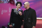 Певица Лолита Милявская и ведущий Владимир Маркони на церемонии вручения ХХ национальной телевизионной премии в области популярной музыки МУЗ-ТВ 2025. Легенда в Live Арене в Москве, 7 июня 2025 года
