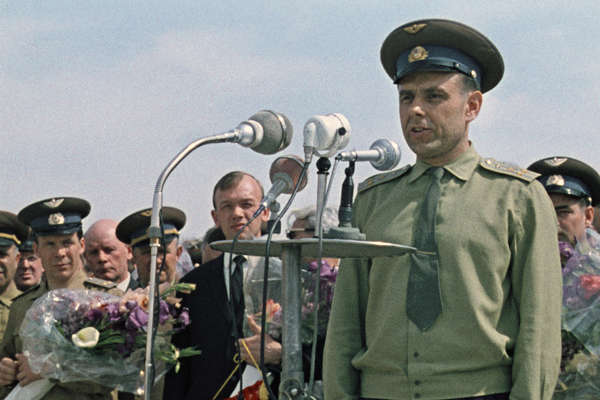 Летчик-космонавт СССР Владимир Комаров выступает на космодроме Байконур перед полетом на космическом корабле «Союз-1», 22 апреля 1967 года
