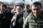 Народный депутат Надежда Савченко в окружении правоохранителей у здания Верховной Рады Украины в Киеве, 22 марта 2018 года