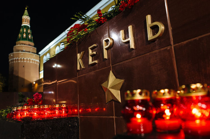 Цветы у мемориала Города-героя Керчь в Александровском саду, 17 октября 2018 года