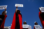 Активистки в образе персонажей сериала «Рассказ служанки» с требованием легализовать аборты во время акции в честь Международного женского дня в Буэнос-Айресе, Аргентина, 8 марта 2019 года