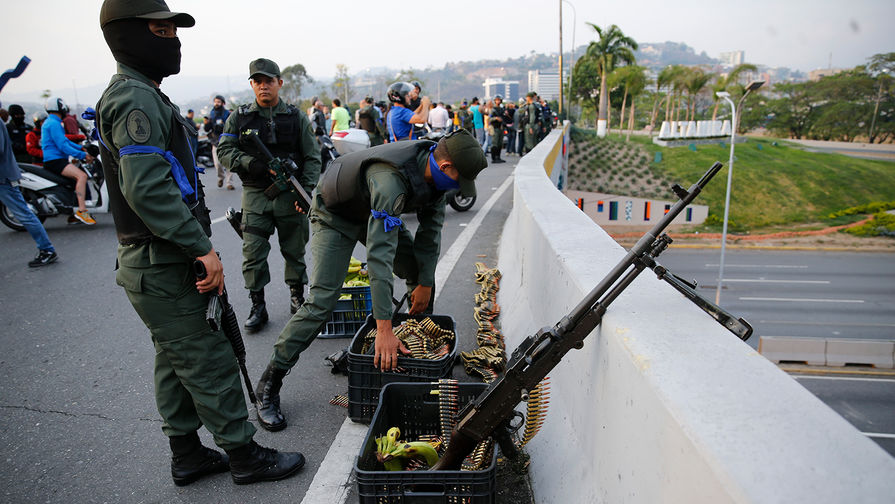Военнослужащие на мосту около авиабазы в Каракасе, 30 апреля 2019 года