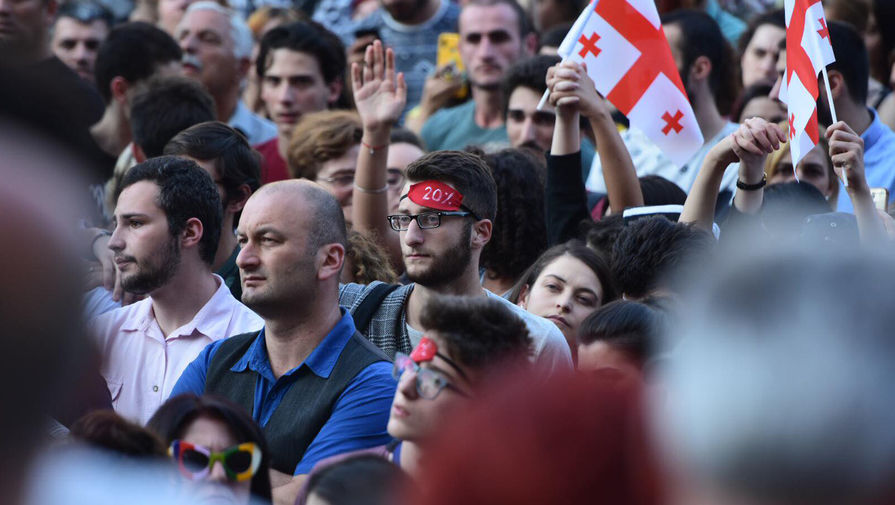 Участники акции протеста у здания парламента Грузии в Тбилиси, 21 июня 2019 года