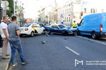 Последствия ДТП на ул. Остоженка в Москве с участием автомобиля Ford Mustang службы каршеринга, машины такси и фургона, 20 августа 2020 года