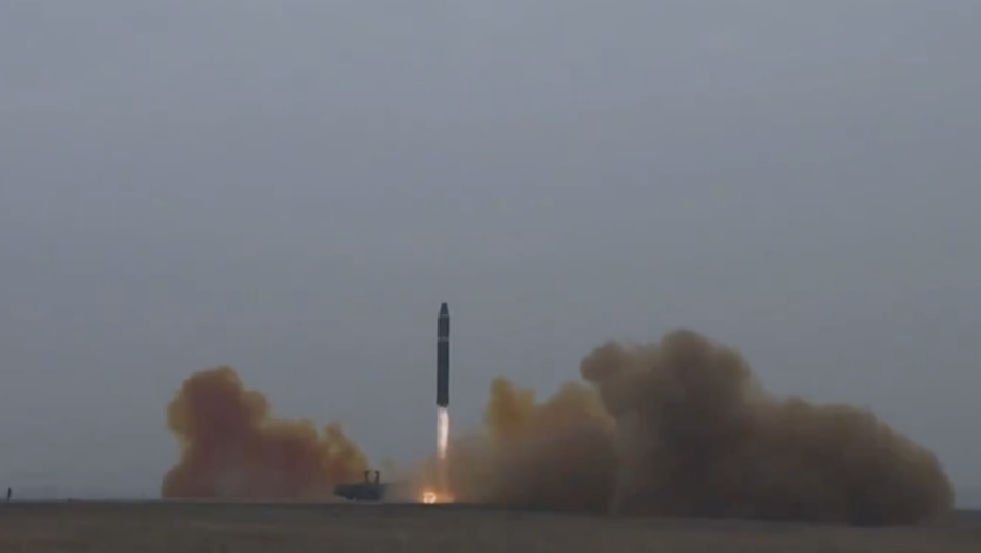 КНДР опубликовала видео запуска баллистической ракеты, способной достичь берегов США
