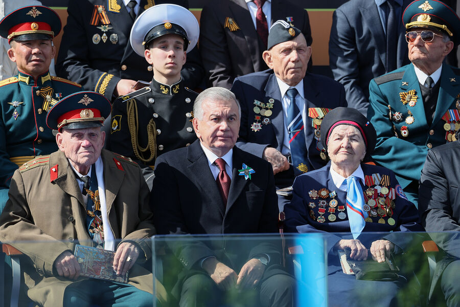 Президент Узбекистана Шавкат Мирзиеев (в центре) на параде в Москве, посвященном 78-й годовщине Победы в Великой Отечественной войне, 9 мая 2023 года