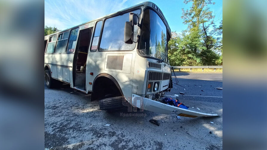 На Кубани уставший водитель на скорости врезался в автобус, пострадали дети