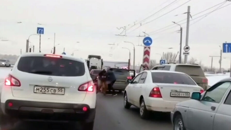 Водитель Toyota Land Cruiser выстрелил в лицо другому водителю в Омске и попал на видео