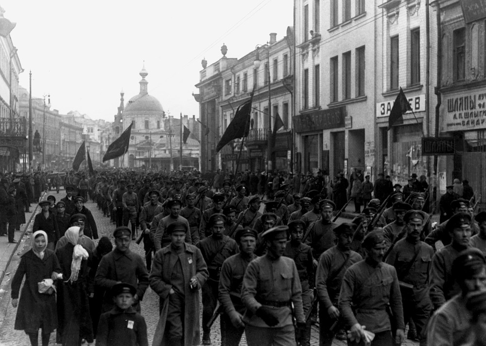 Первомайская демонстрация на Сретенке в Москве в 1918 году.
