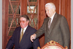 Встреча президента РФ Бориса Ельцина (справа) и главы «Газпрома» Рема Вяхирева в 1998 году