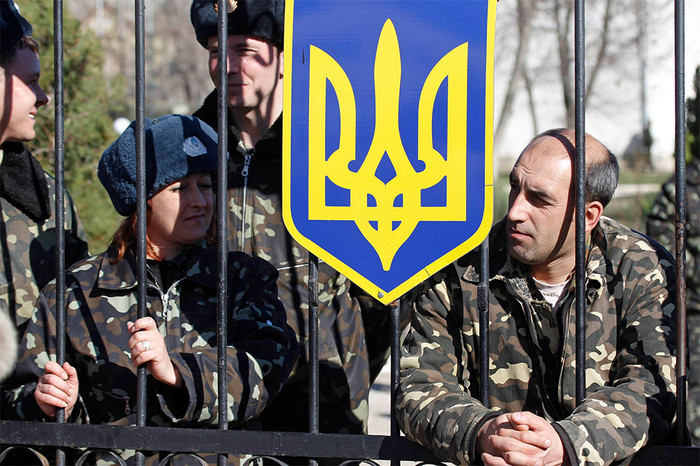 Украинские военнослужащие на&nbsp;территории военного объекта в&nbsp;80 километрах юго-западнее Симферополя