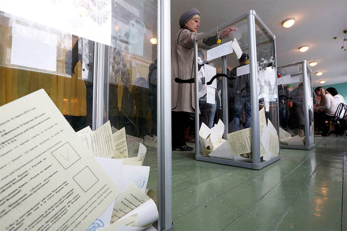 Голосование на&nbsp;одном из&nbsp;избирательных участков во время референдума о&nbsp;статусе Крыма в&nbsp;Бахчисарае