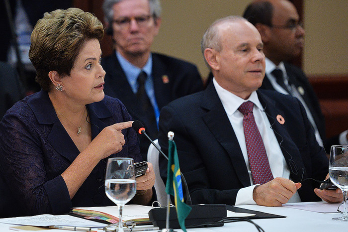 Президент Бразилии Дилма Роуссефф во время встречи с главами государств и правительств стран &mdash; участниц БРИКС перед началом саммита &laquo;Группы двадцати&raquo;