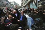 Лидер радикальной партии СИРИЗА Алексис Ципрас около избирательного участка