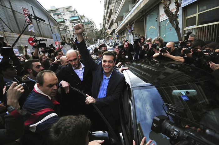 Лидер радикальной партии СИРИЗА Алексис Ципрас около&nbsp;избирательного участка