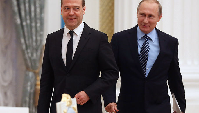 Дмитрий Медведев и Владимир Путин перед началом первого заседания Совета по стратегическому развитию...