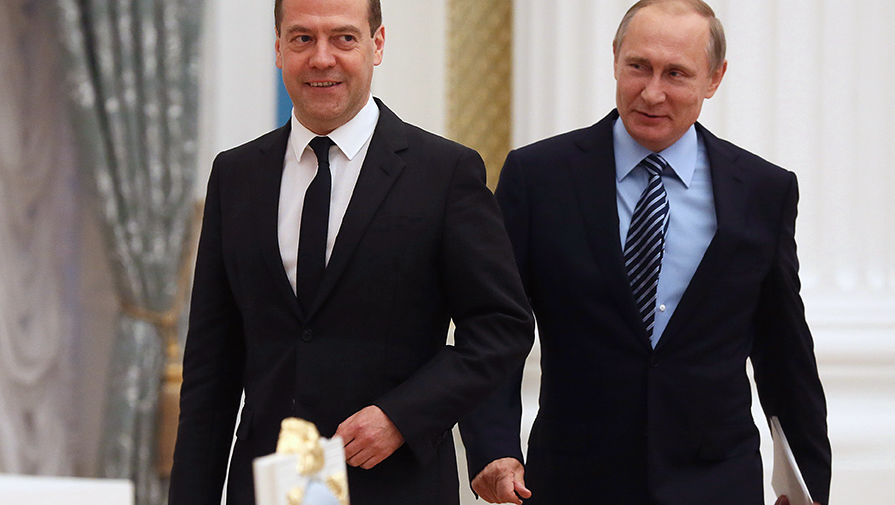 Дмитрий Медведев и Владимир Путин перед началом первого заседания Совета по стратегическому развитию и приоритетным проектам в Кремле