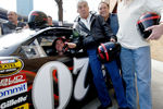 Гонщик NASCAR Клинт Боуайер в машине с логотипом «Клана Сопрано» и актеры сериала Фрэнк Винсент и Джо Ганнасколи во время мероприятия в Куинсе, Нью-Йорк, 2006 год