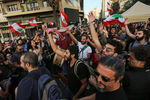 Участники антиправительственных акций протеста в Бейруте после заявления премьер-министра Ливана Саада Харири об отставке, 29 октября 2019 года