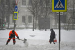 Сотрудник коммунальных служб чистит снег на Новинском бульваре в Москве, 13 февраля 2021 года