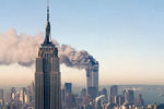 До открытия Северной башни Всемирного торгового центра в 1972 году Эмпайр-стейт-билдинг был самым высоким сооружением Нью-Йорка. После разрушения башен-близнецов в результате теракта в 2001 году небоскреб вернул себе этого звание и владел им до 2012-го. На фото: пожар в башнях-близнецах Всемирного торгового центра за зданием Эмпайр-стейт-билдинг после теракта 11 сентября 2001 года